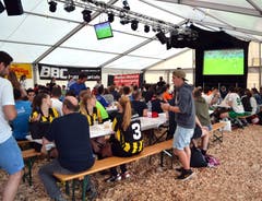 Public Viewing mit Grossleinwand im Festzelt. (Bild: Peter Jenni)