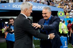 Herzliche Begrüssung der beiden Trainer vor dem Spiel: Vladimir Petkovic (links) und Tite. (Bild: Lauren Gilliéron / Keystone)