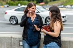 UZ-Redaktorin Carmen Epp (rechts) holt sich Tipps von Rennfahrerin Cyndie Allemann ... (Bild: Philipp Schmidli/Freelancer, (Seelisberg, 17. Juni 2018))