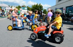 Verschiedene Kinderfahrzeuge werden rege benutzt.