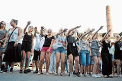 Ein Openair mit Anti-Schlamm-Garantie: Besucherinnen vor der Tribüne. (Bild: Michael Hug)