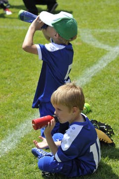 Fussballspielen macht durstig. (Bild: Urs Nobel)