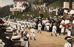 Eine 1903 gelaufene Ansichtskarte mit einer Bubenklasse ganz in weiss.