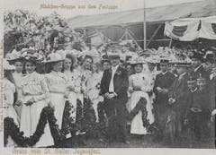 Gruppenbild auf dem Kinderfestplatz, als Ansichtskarte gelaufen 1903. Neben den Blumenmädchen fällt in der Bildmitte der beschnauzte Lehrer mit Strohhut auf. Rechts haben sich Buben in Kadettenuniformen unters Publikum gemischt.