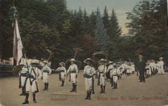 Bereitstellung zum Umzug vor 1914: Waisenkinder mit Fähnrich und geschmückten Werkzeugen stellen sich vermutlich im Kantonsschulpark bereit.