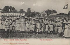 Aus der gleichen Ansichtskartenserie vor 1914: Mädchen und Buben auf dem Festplatz.