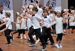 Kinderfest vom 12. Juni 2015: Die Darbietung des Primarschulhauses Halden auf der Bühne Ost. (Bild: Donato Caspari)