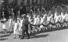 Kinderfestumzug Anfang der 1930er-Jahre: Die Mädchen tragen keine Hüte mehr, sonst hat sich gegenüber der Zeit vor dem Ersten Weltkrieg wenig verändert.