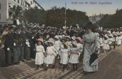 Gleiche Stelle, anderes Jahr, andere Mitwirkende: Ein Mädchenklasse 1912 auf dem Burggraben.