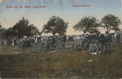 Kadetten-Artillerie auf einer Ansichtskarte vor 1914. Immer wieder heftig diskutierter Schlussakt früher Jugend- und Kinderfeste war das Manöver des Kadettenkorps. Dieses gehörte zur Kantonsschule am Burggraben und erteilte den Söhnen «aus gutem Haus» vormilitärischen Unterricht. Dieser mündete bei vielen Kanti-Absolventen in eine Offizierslaufbahn bei der Schweizer Armee.