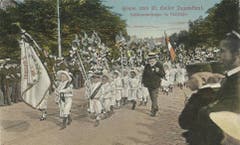 Kleine Hellebardenträger auf einer Ansichtskarte vor 1914 auf dem Burggraben.