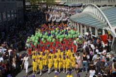 Kinderfest 2005: Der Umzug auf dem Bohl. Das gediegene Weiss wird zunehmend von bunten Farben verdrängt. Das wird von älteren Kinderfestbesucherinnen und -besuchern in jenen Jahren teils auch lautstark beklagt. (Bild: Ralph Ribi)