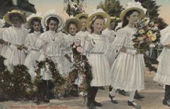 Eine schöne Studie zur Kinderfestmode auf einer 1909 gelaufenen Ansichtskarte. Man beachte die Blumengirlande, die mitgetragen wird.