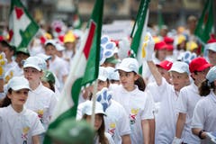 Kinderfest 2012: Schülerinnen und Schüler der Primarschule Oberzil-Krontal am Umzug. (Bild: Urs Bucher - 21. Juni 2012)