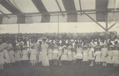 Eine Mädchengruppe ganz in weiss um 1913 auf dem Kinderfestplatz.
