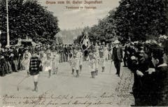 Ein interessanter Vergleich: Die Tambourengruppe an der gleichen Stelle auf einer älteren Ansichtskarte von 1909.