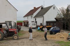 Welzel (links) wird von seinem "Nachmieter" Janusz Kwiek durch den ehemaligen Hof seiner Familie geführt.