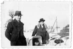 Alfred und Erna Welzel posieren mit ihrem Sohn Manfred für das Familienalbum. Die Aufnahme stammt vermutlich aus dem Winter 1940/41.