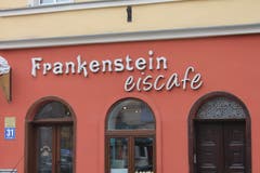 Keine Berührungsängste mit der Vergangenheit - ein Lokal in Ząbkowice Śląskie führt den Namen, den die Stadt einst trug.