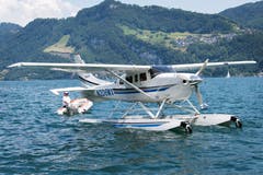 Wasserflieger und ihre Fans treffen sich in Hergiswil. (Bild: Eveline Beerkircher, 2. Juni 2018)