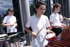 Impressionen vom Blasmusikfestival. Im Bild: Junior Percussion Ensemble auf dem Dorfplatz. Bild: Werner Schelbert (Zuger Zeitung)