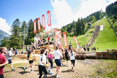Kräfteraubend: Am Seil geht es die Skisprung-Schanze hoch. (Bild: PD)
