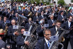 Die Marschmusik im Dorf mit der Musikgesellschaft Hünenberg. Bild:Werner Schelbert (Zuger Zeitung)