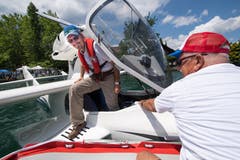 Wasserflieger und ihre Fans treffen sich in Hergiswil. Pilot Alex Kollep steigt aus deinem Flugzeug. (Bild: Eveline Beerkircher, 2. Juni 2018)