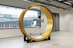 Sarah Hepps «Tretmühle» darf in der Ausstellung betreten werden. (Bild: Brigham Baker/PD)