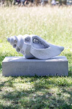 ... mit ihrer Marmor-Skulptur "Zahn der Zeit".