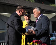 Landammann Roger Nager (links) schenkte Landratspräsident Peter Tresch einen Früchtekorb. (Bild: Urs Hanhart (Göschenen, 20. Juni 2018))