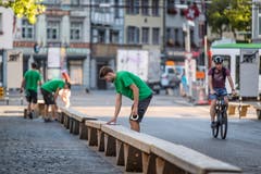 Letzte Vorbereitungen, bevor der Kinderfest Umzug durch die Strassen zieht.(Bild: Michel Canonica)