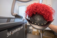 So sieht der schwarze Helm der Schweizergarde aus - frisch gedruckt von der Stanser Firma 3D-Prototyp GmbH. (Bilder: Keystone/Urs Flüeler, 18. Juni 2018)