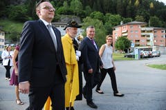 Landratspräsident Peter Tresch (Zweiter von rechts) mit Landammann Roger Nager, Landweibel Karl Kempf und seiner Frau Patrizia auf dem Weg zum Bahnhofbuffet, wo den Gästen ein Znacht serviert wurde. (Bild: Urs Hanhart (Göschenen, 20. Juni 2018))
