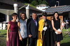 Landratspräsident Peter Tresch (Mitte) mit Landweibel Karl Kempf (Zweiter von rechts) und seiner Familie: Tochter Fabienne, Ehefrau Patrizia und Tochter Fleur (von links). (Bild: Urs Hanhart (Göschenen, 20. Juni 2018))