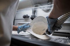 Trotz modernster Technik ist auch Handarbeit nötig.