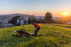 Die traditionellen Böllerschüsse bei Sonnenaufgang ab der Falkenburg sind der Startschuss fürs Kinderfest 2018.(Bild: Michel Canonica)
