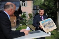 ... und eine Holzwanduhr mit dem Bild des Dammagletschers. (Bild: Urs Hanhart (Göschenen, 20. Juni 2018))