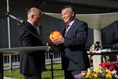 Gemeindepräsident Felix Cavaletti schenkte Peter Tresch einen Fussball. (Bild: Urs Hanhart (Göschenen, 20. Juni 2018))