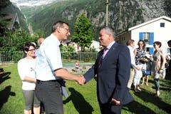 Ständerat Josef Dittli (links) gratuliert Peter Tresch zu dessen Wahl zum Urner Landratspräsidenten. (Bild: Urs Hanhart (Göschenen, 20. Juni 2018))