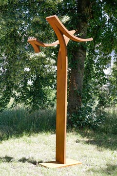... mit seiner Eisen-Plastik "Fontana".