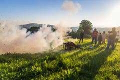 Viel Qualm und Rauch: Die Böllerschüsse ab der Falkenburg wecken die Stadt St. Gallen am Morgen des Kinderfestes.(Bild: Michel Canonica)