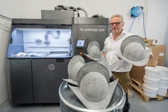Marcus Risi, Inhaber der 3D-Prototyp GmbH, präsentiert in seiner Stanser Firma die neuen Helme.