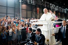 Die Gläubigen jubeln dem Papst zu (Bild: Jean-Christophe Bott / Keystone)