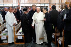 Beim Weltkirchenrat mit Vertretern anderer christlicher Konfessionen (Bild: KEYSTONE/REUTERS POOL/Denis Balibouse)