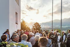 Ein wenig Geduld und dann zeigte sich die Sonne doch noch zwischen den Wolken. Zum Tag der Sommer-Sonnenwende trafen sich gestern viele Interessierte bei der Pfarrkirche in Sarnen. (Bilder: Izedin Arnautovic (21. Juni 2018))