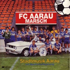 Das Lied für den FC Aarau von der Stadtmusik Aarau mit Mannschaftsgesang von 1986. Im Auto ist Trainer Ottmar Hitzfeld zu sehen.