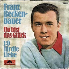 Fast jeder Verein hat seinen Fussballsong. Und teilweise fühlten sich sogar Fussballer selbst zu Sängern berufen. Franz Beckenbauers zweite und letzte Single erschien 1967. (Bilder: www.45football.com)