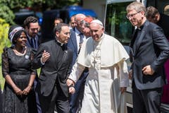 Papst Franziskus, umrahmt von Agnes Abuom vom Zentralkomitee des Weltkirchenrats (links), Mauricio Rueda Beltz aus Kolumbien, dem Schweizer Kardinal Kurt Koch (Organisator der Reise), weiteren Vertretern des Weltkirchenrats (Bild: KEYSTONE/POOL//Alexandra Wey)