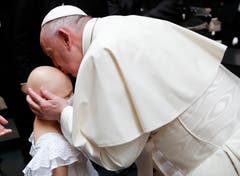Papst Franziskus küsst ein Kind (Bild: Denis Balibouse / Keystone)